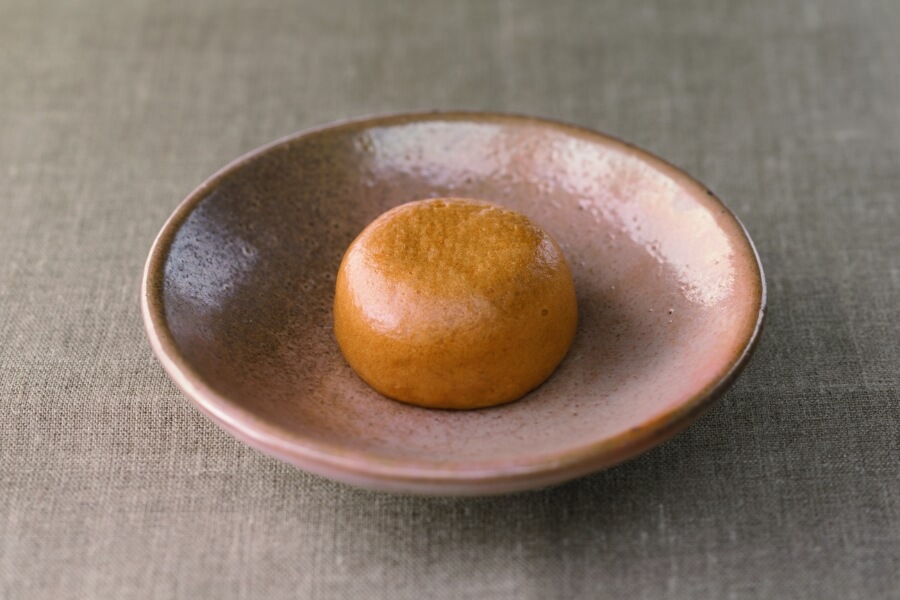 お皿に載せた薄皮饅頭